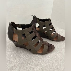 Donald Pliner Wedge Sandals Women’s Size 8